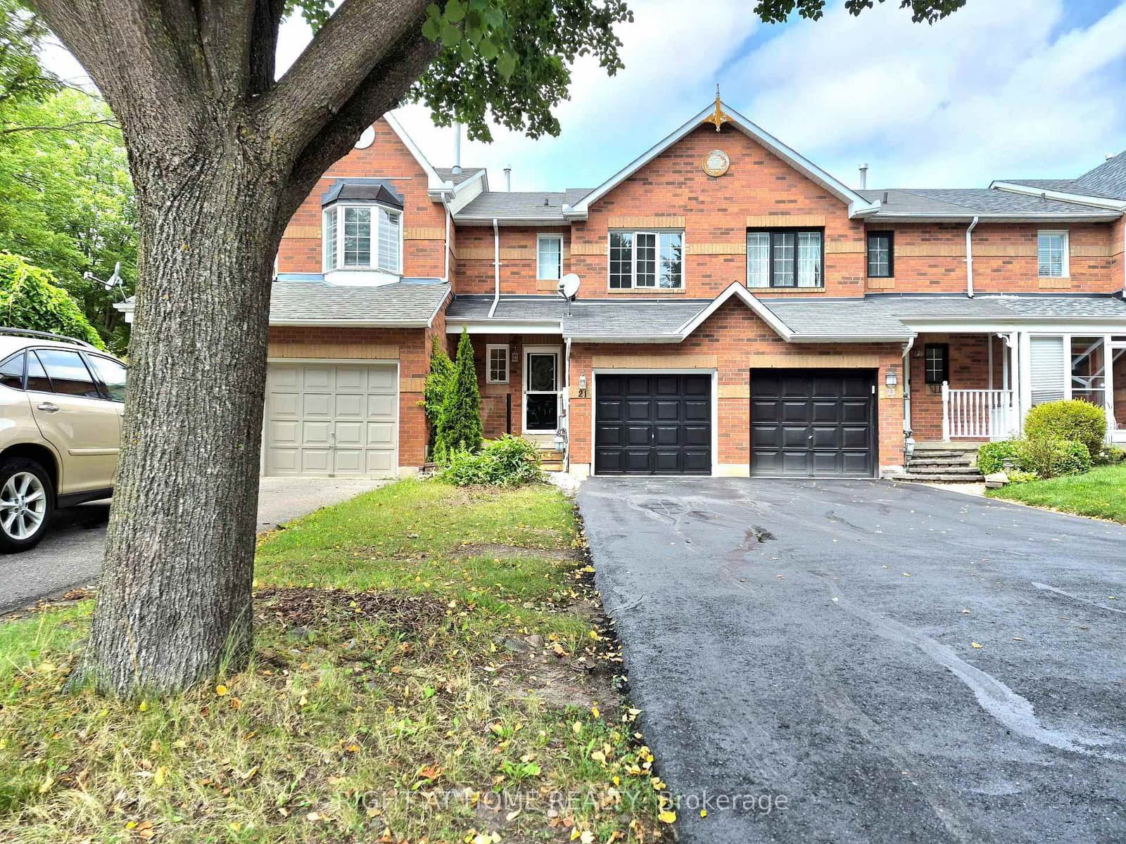 3-bedroom Att/Row/Townhouse at 21 Mccullock Crescent
