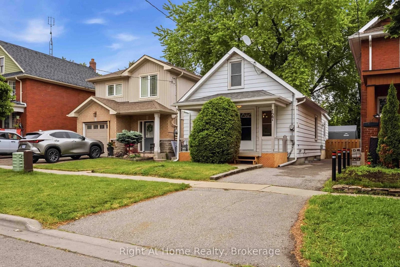3-bedroom Detached at 127 Montrave Avenue