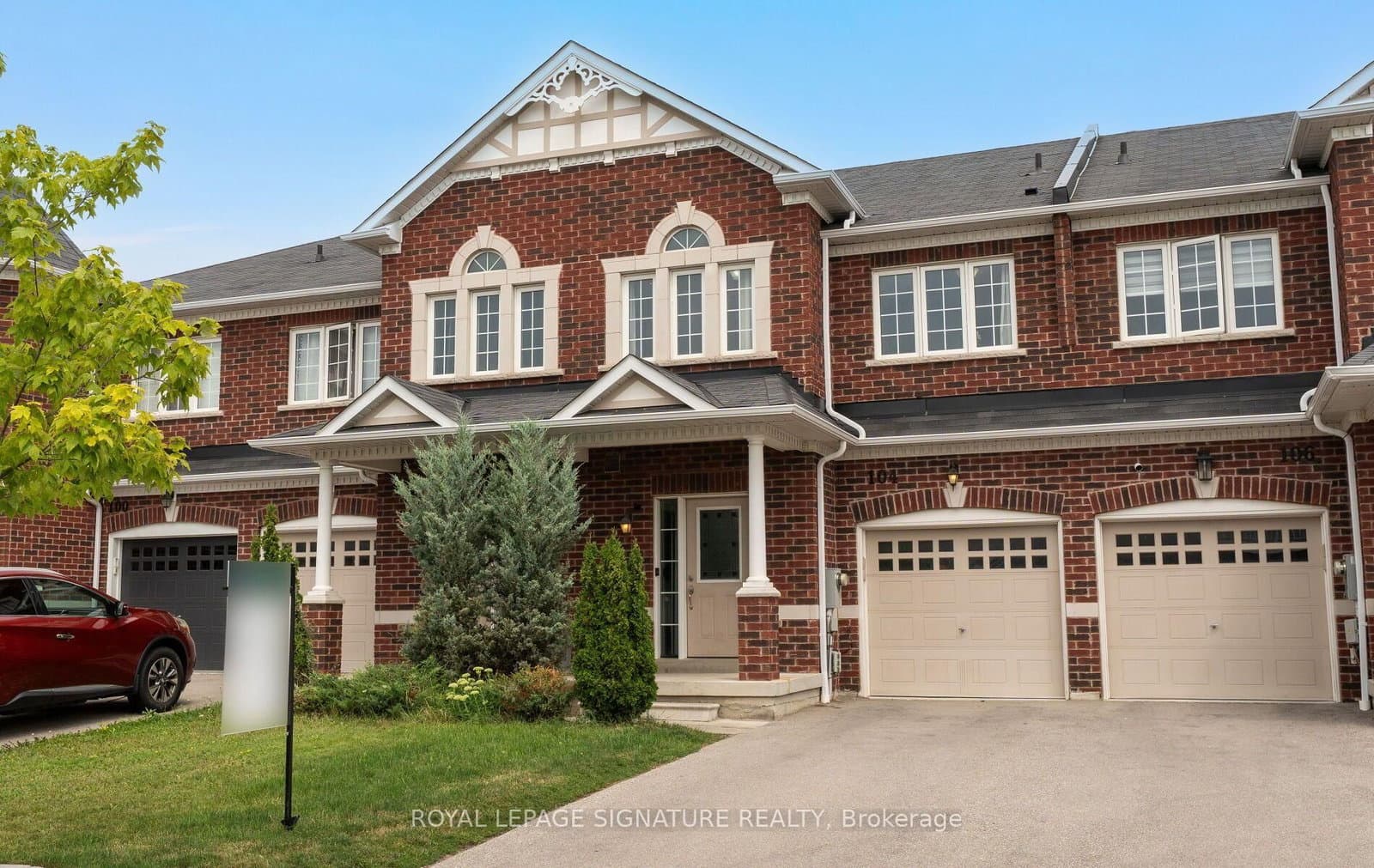 3-bedroom Att/Row/Townhouse at 104 Whitefoot Crescent