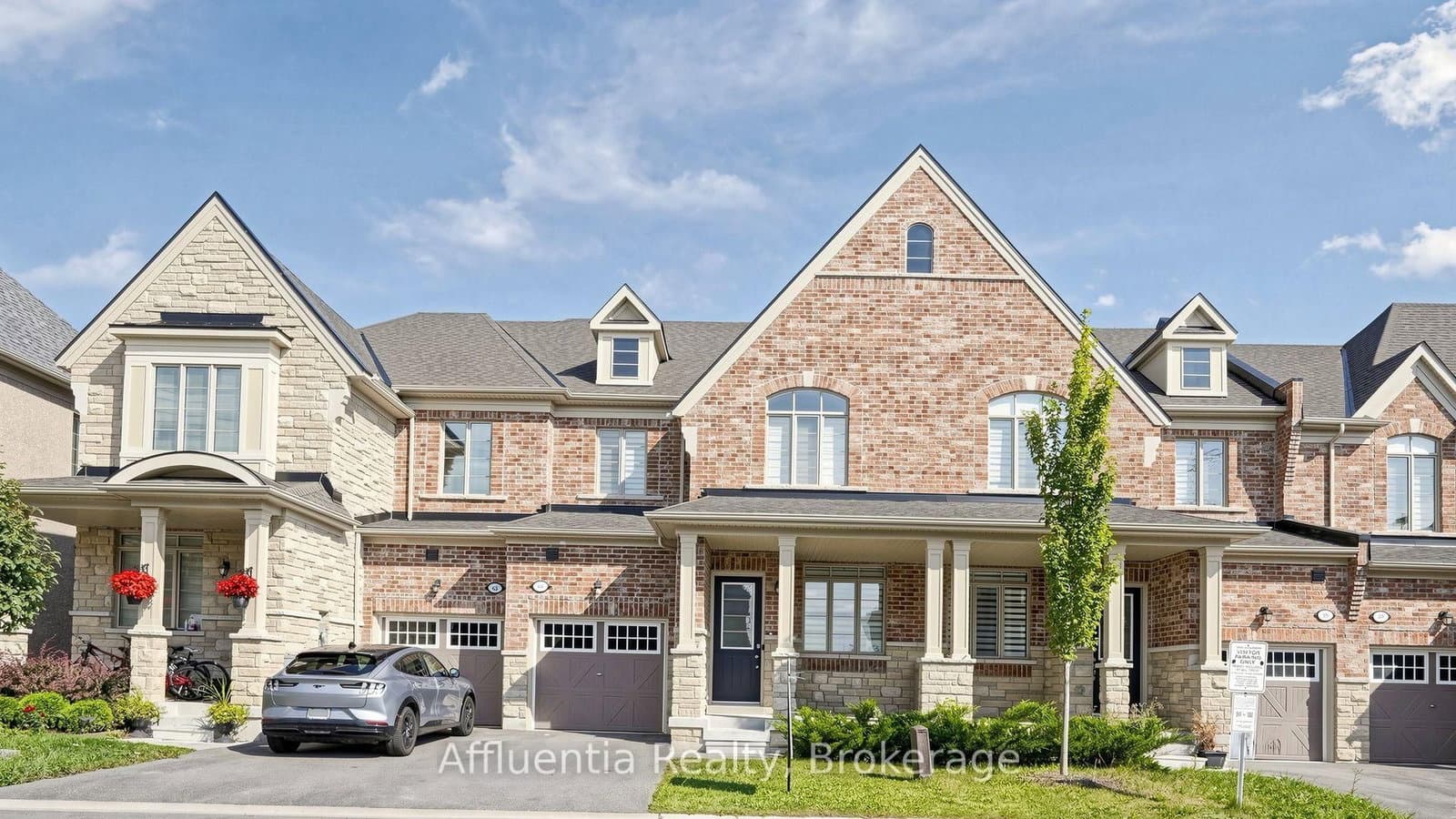 3-bedroom Att/Row/Townhouse at 61 Hickling Lane