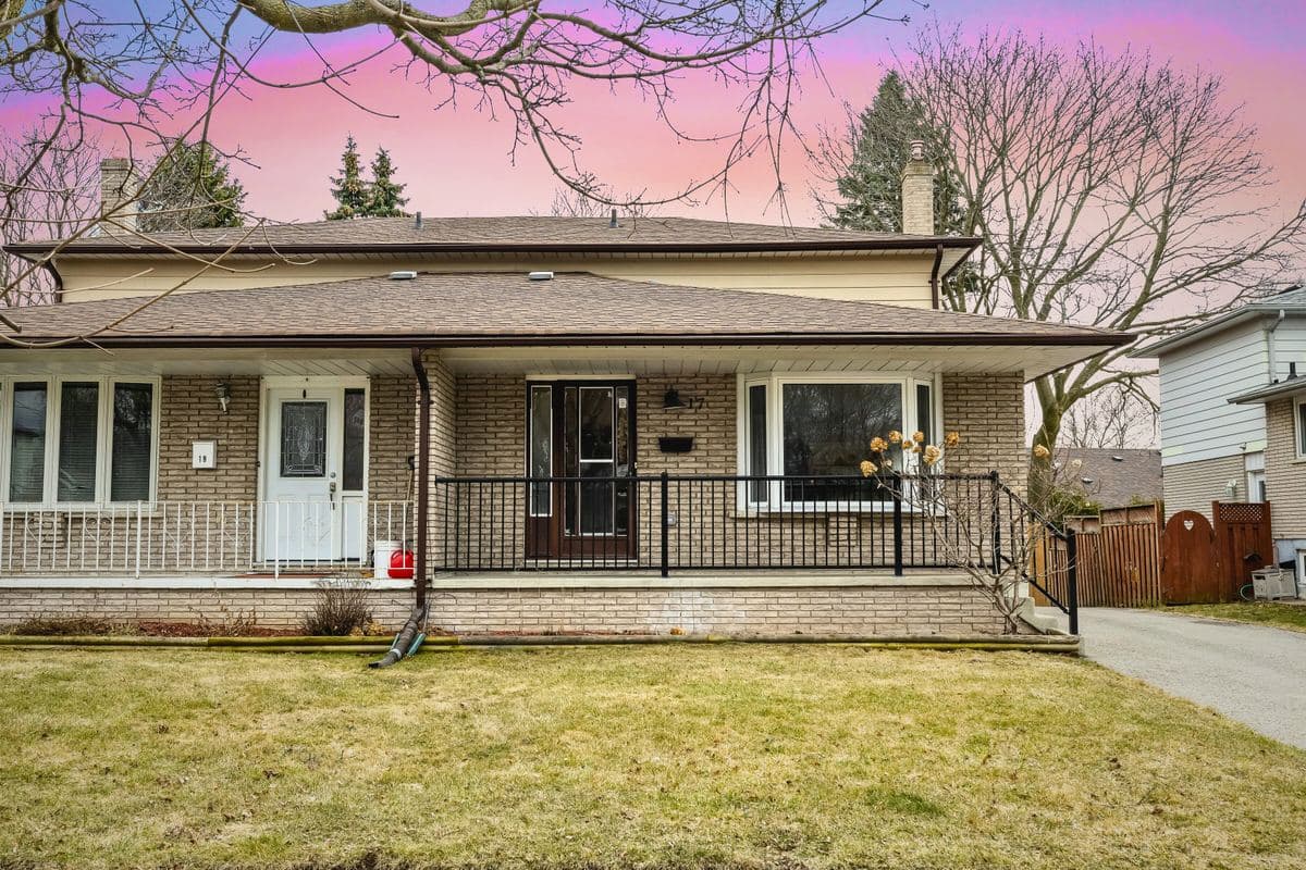 17 Lawrence Cres