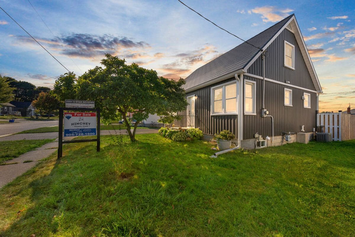300 Ballard St