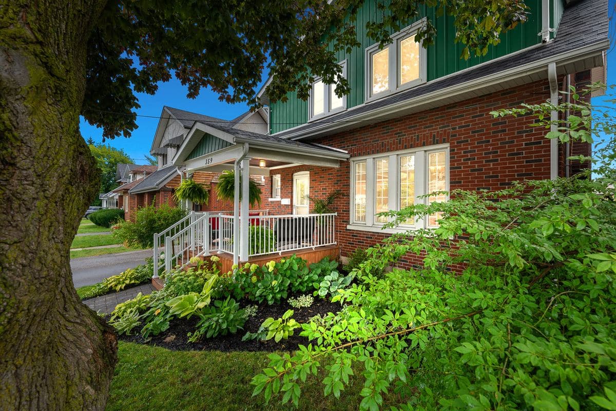 359 Mary St N