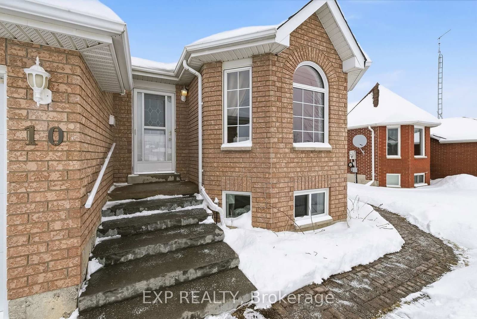 10 McGibbon Blvd, Lindsay - Photo 5 of 40