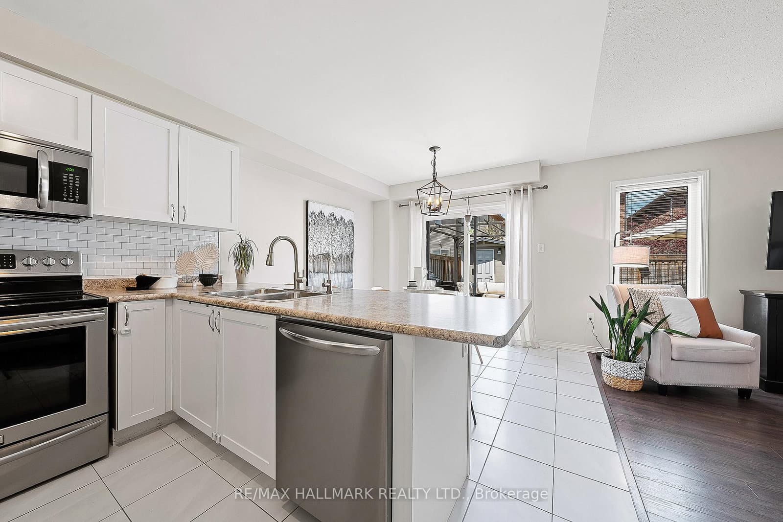 204 South Ocean Dr, Oshawa - Photo 14 of 40
