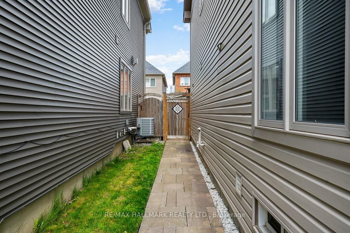 204 South Ocean Dr, Oshawa - Photo 37 of 40