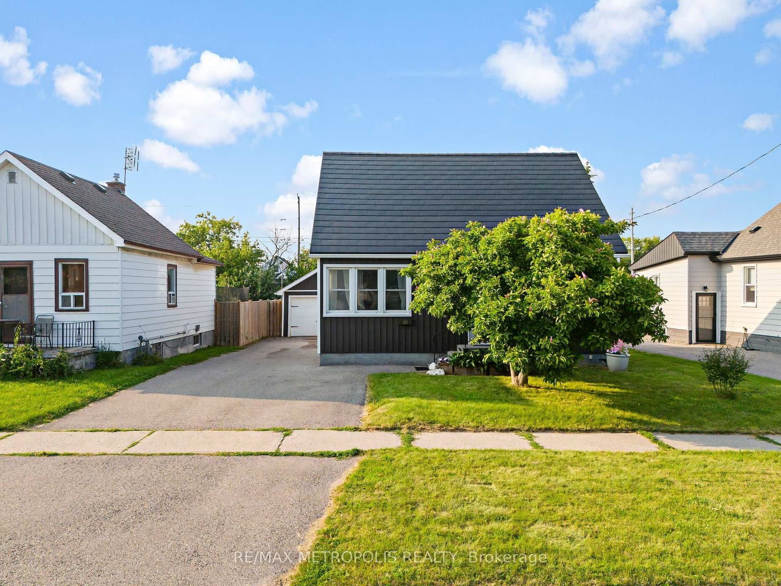 300 Ballard St, Oshawa - Photo 2 of 19