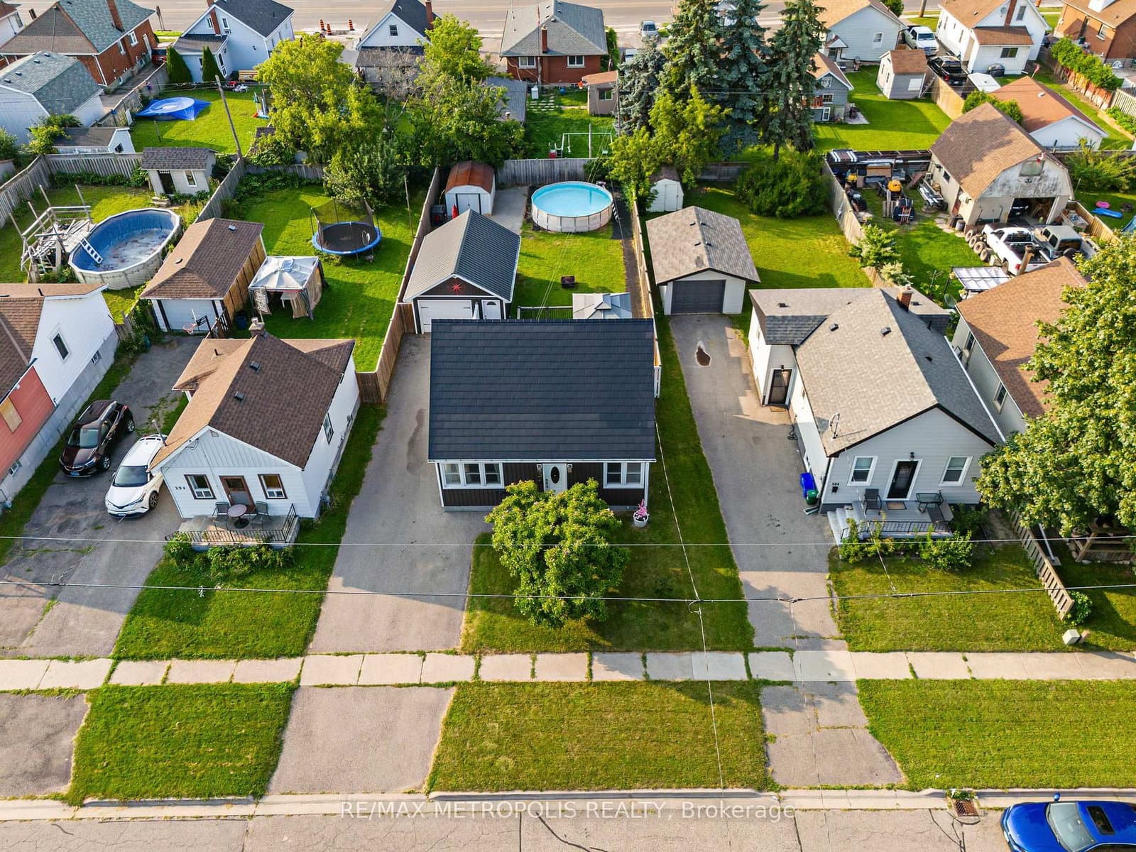 300 Ballard St, Oshawa - Photo 3 of 19