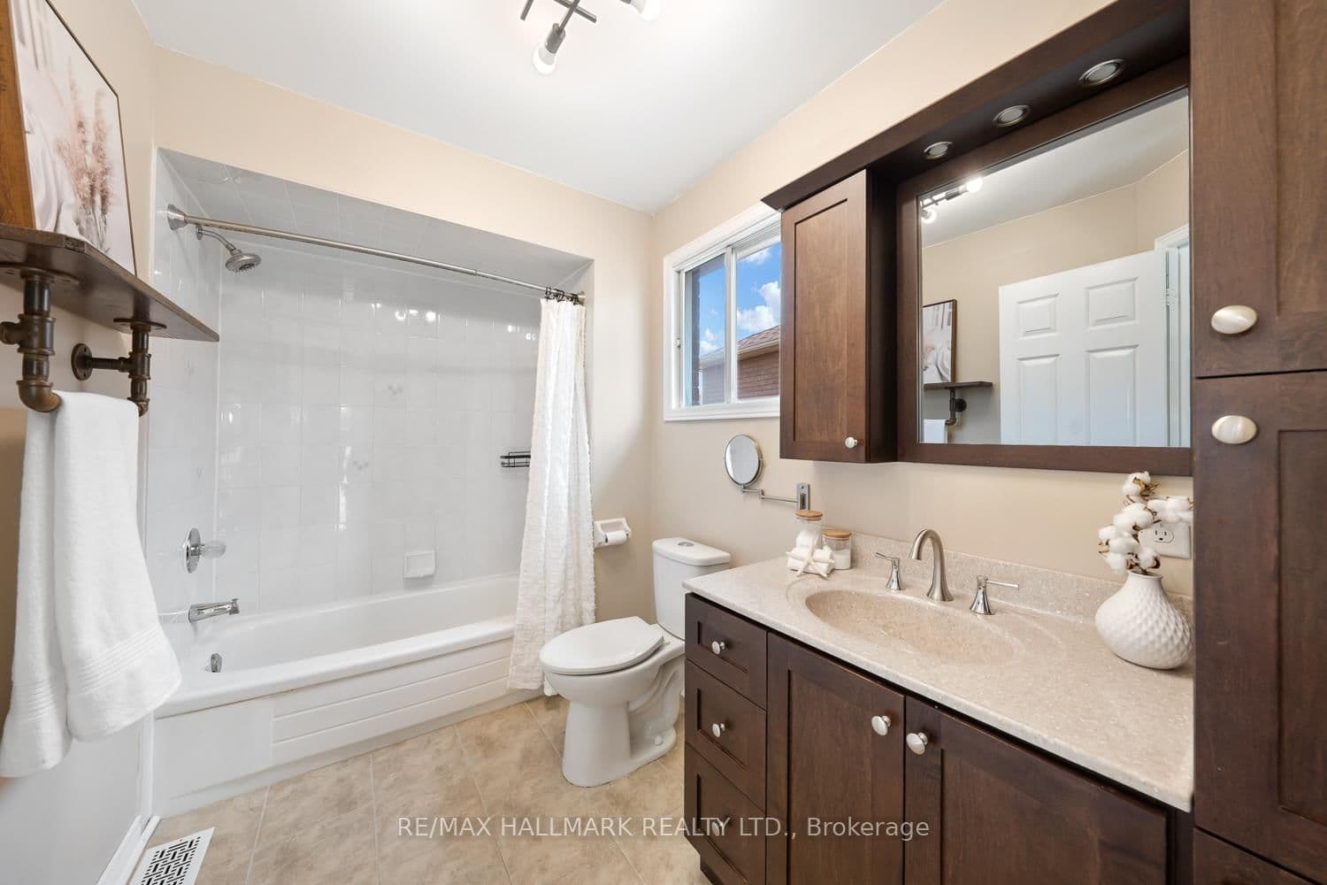 48 Ringwood Dr, Whitby - Photo 32 of 40