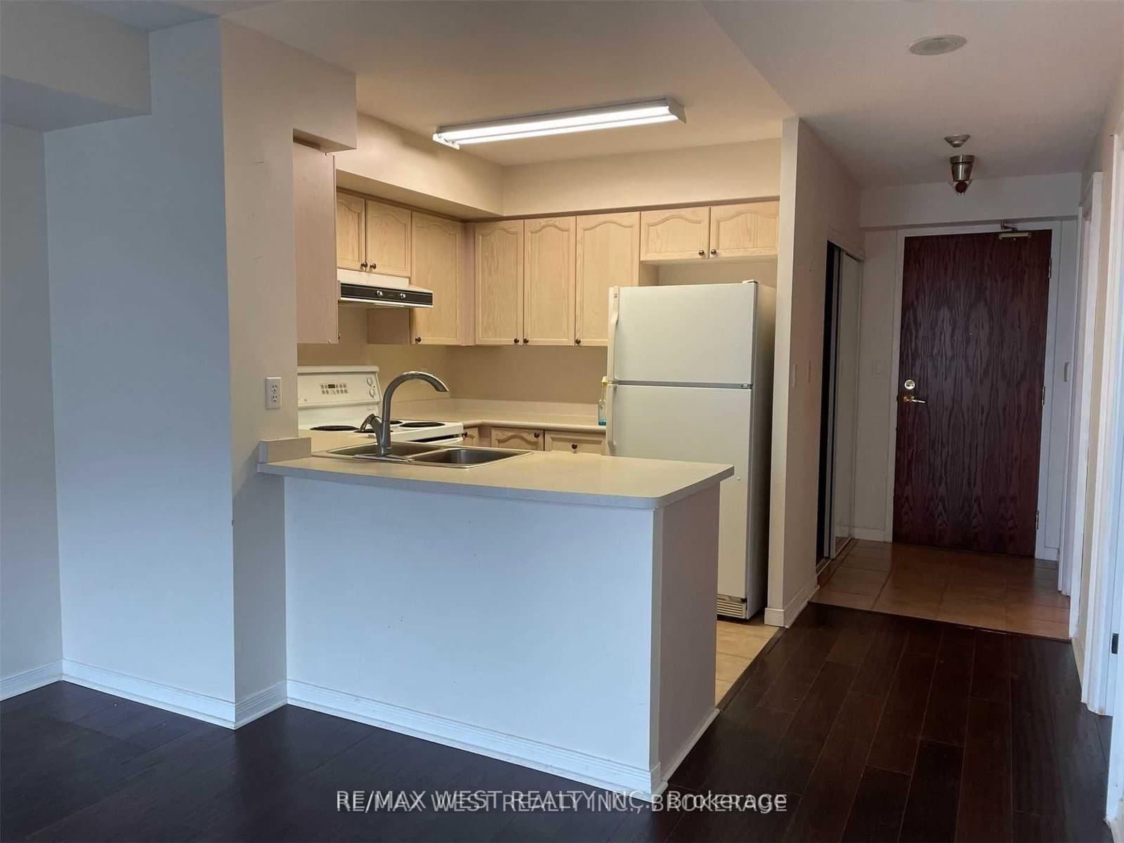 3 Ellesmere St, 509, Richmond Hill - Photo 4 of 7