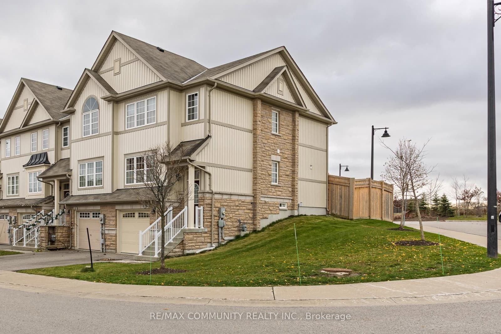 6 Farmstead Dr, Bowmanville - Photo 2 of 28