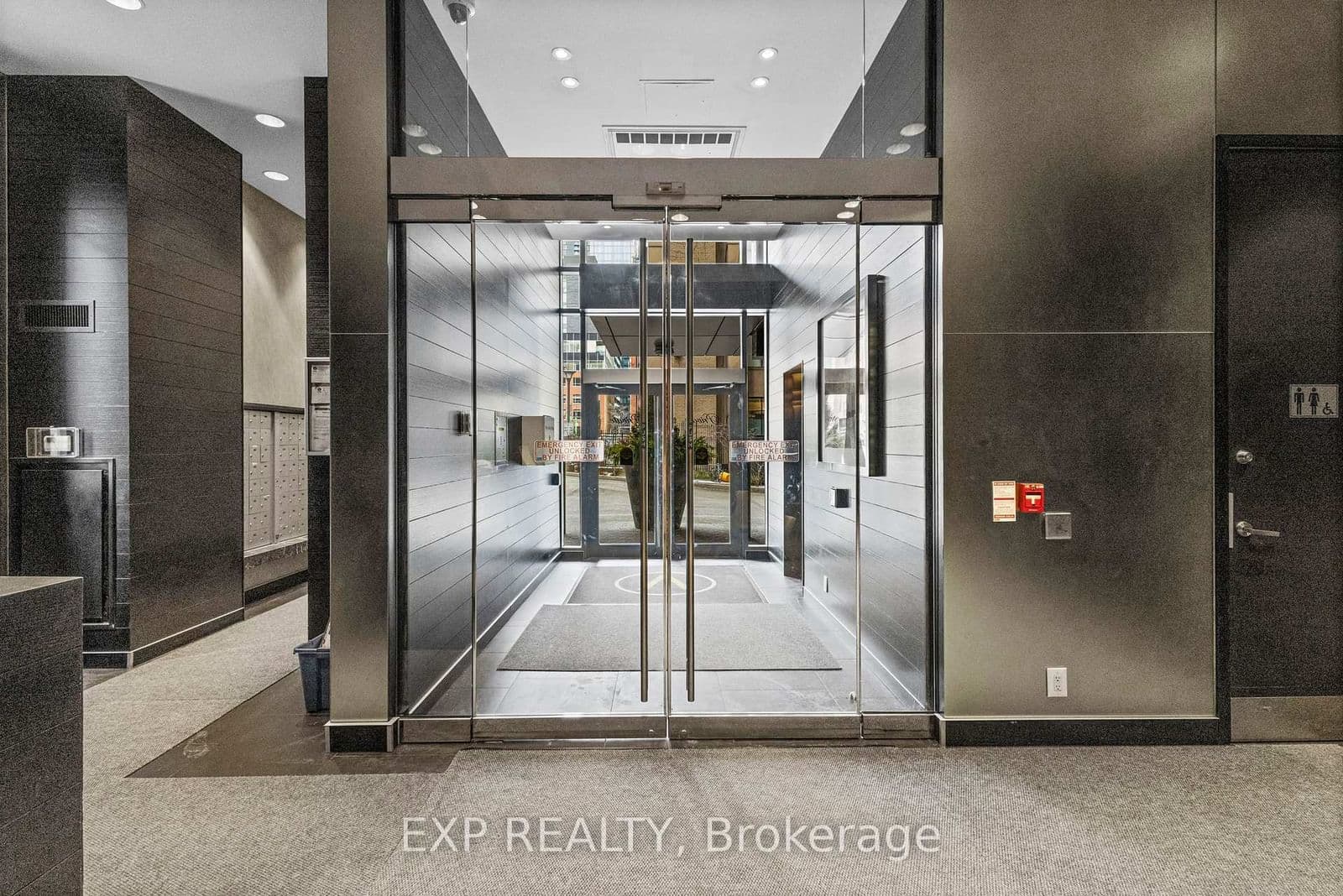 478 King St W, 611, Toronto - Photo 4 of 40