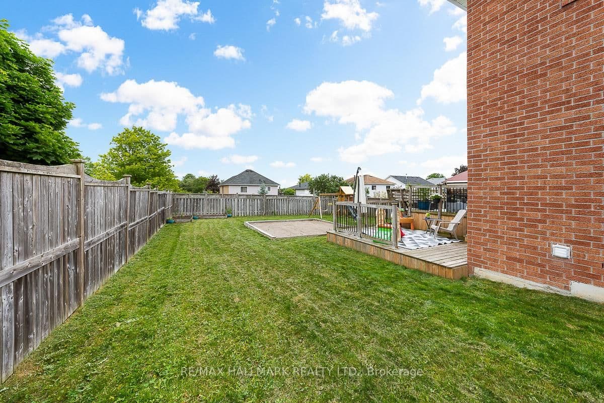 72 Hooper Square, Bowmanville - Photo 35 of 40