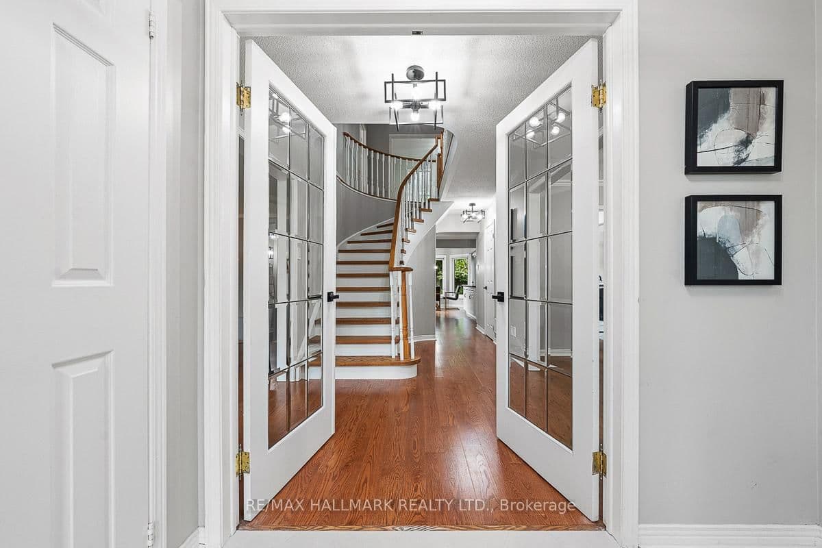 9 Rothean Dr, Whitby - Photo 5 of 40