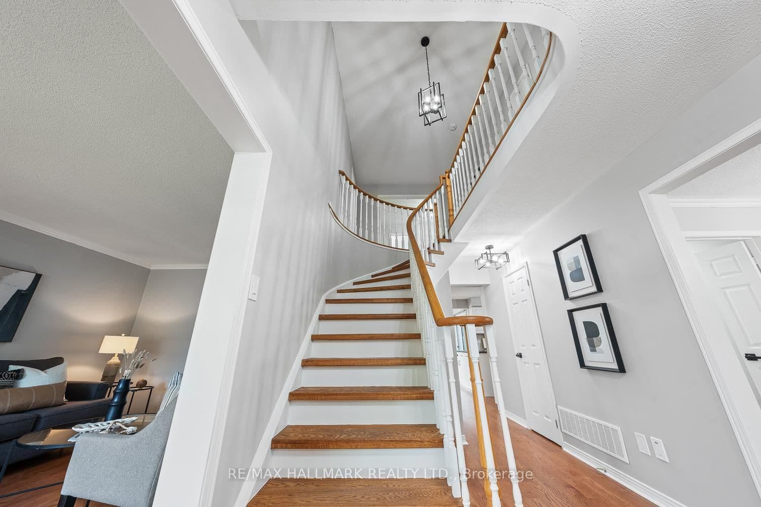 9 Rothean Dr, Whitby - Photo 6 of 40