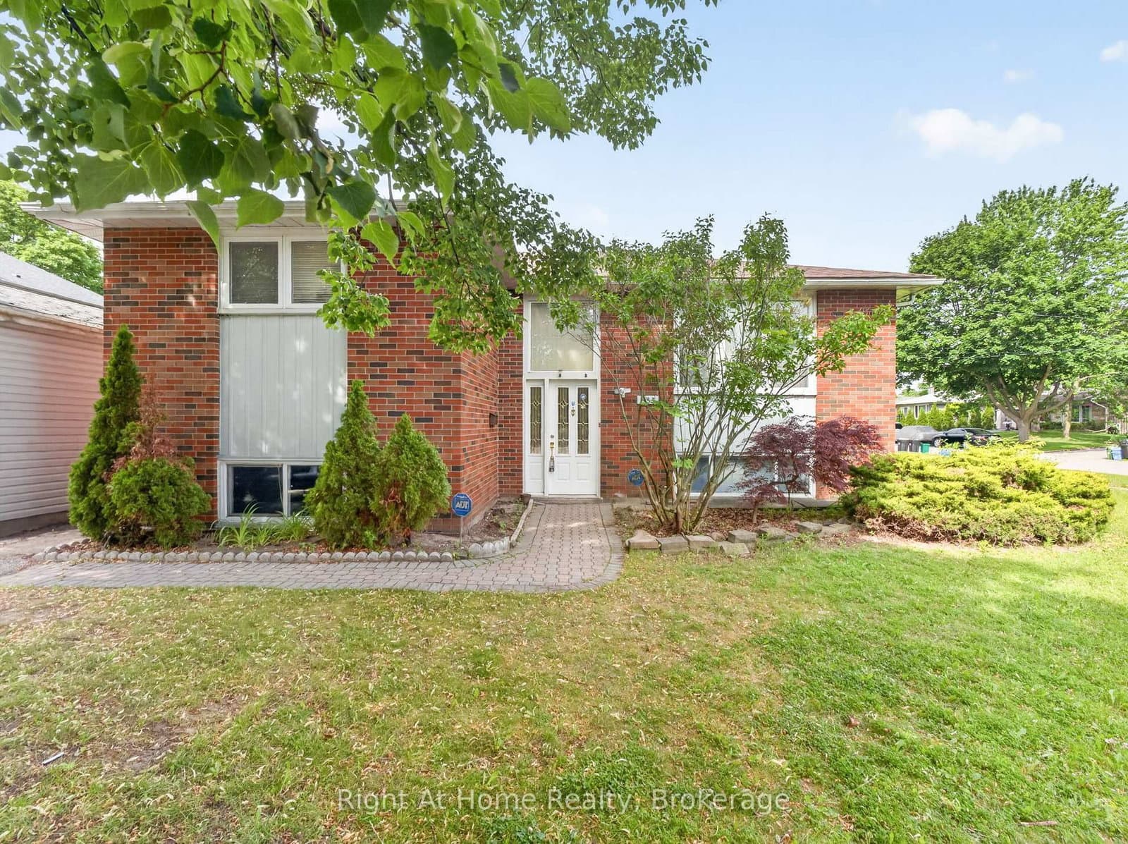 2-bedroom Detached at 833 Vicki Drive
