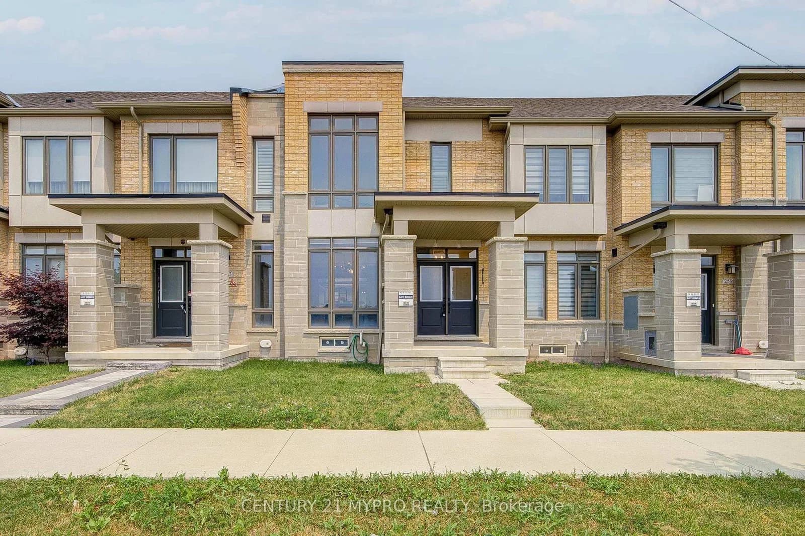 3-bedroom Att/Row/Townhouse at 261 Coronation Road