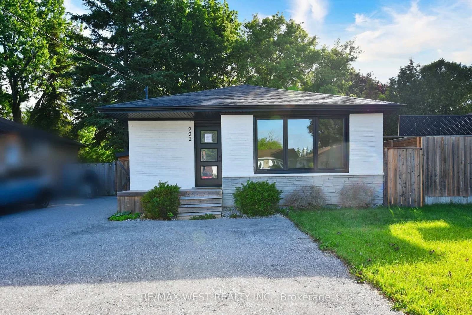 3-bedroom Detached at 922 Centre Street