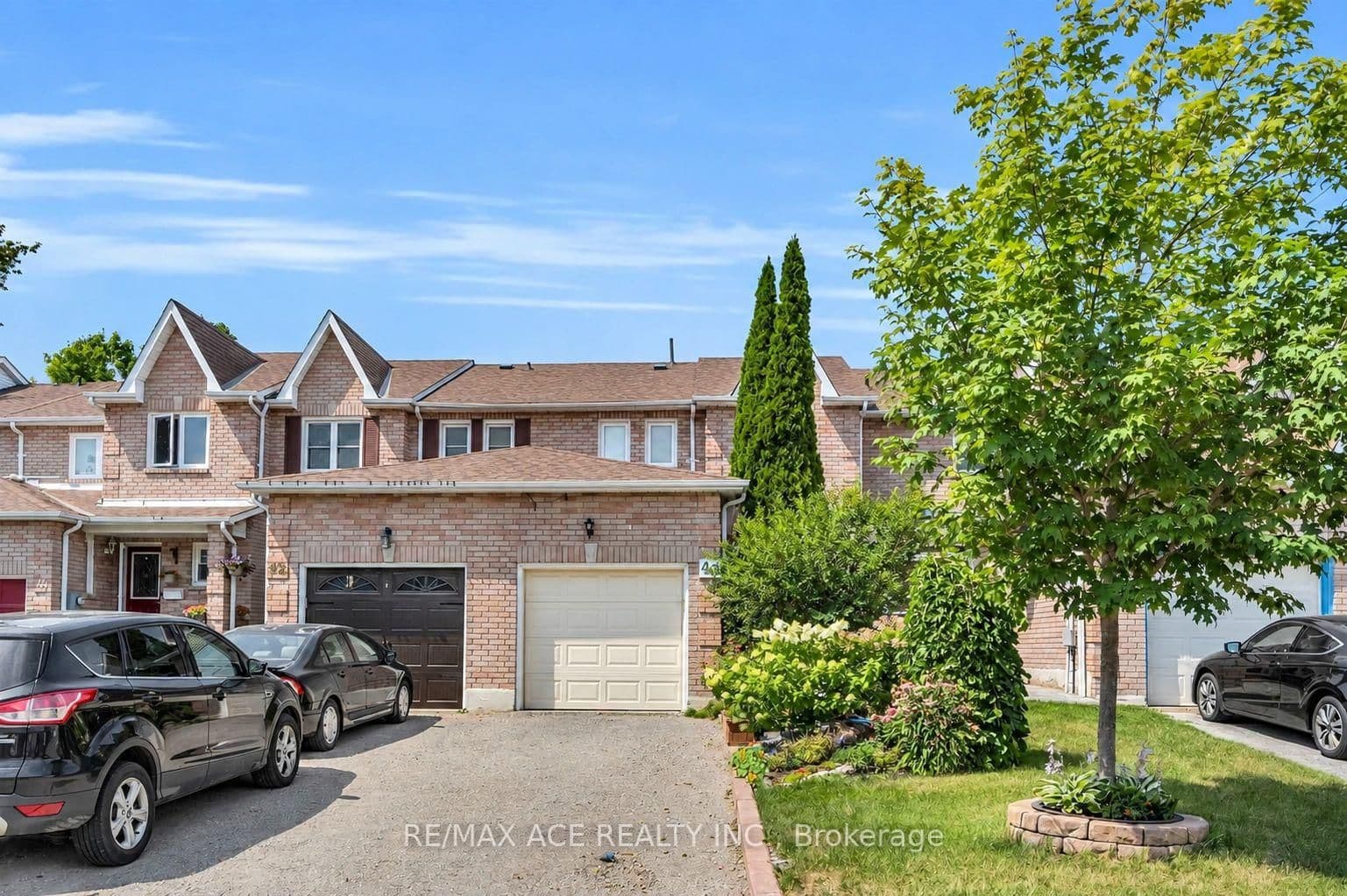 3-bedroom Att/Row/Townhouse at 40 Weekes Drive